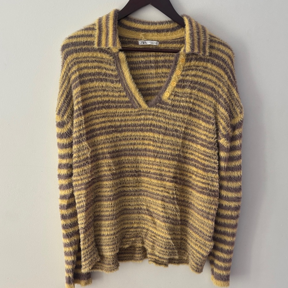 Zara Women's V-Neck Sweater in Yellow and Gray Stripes